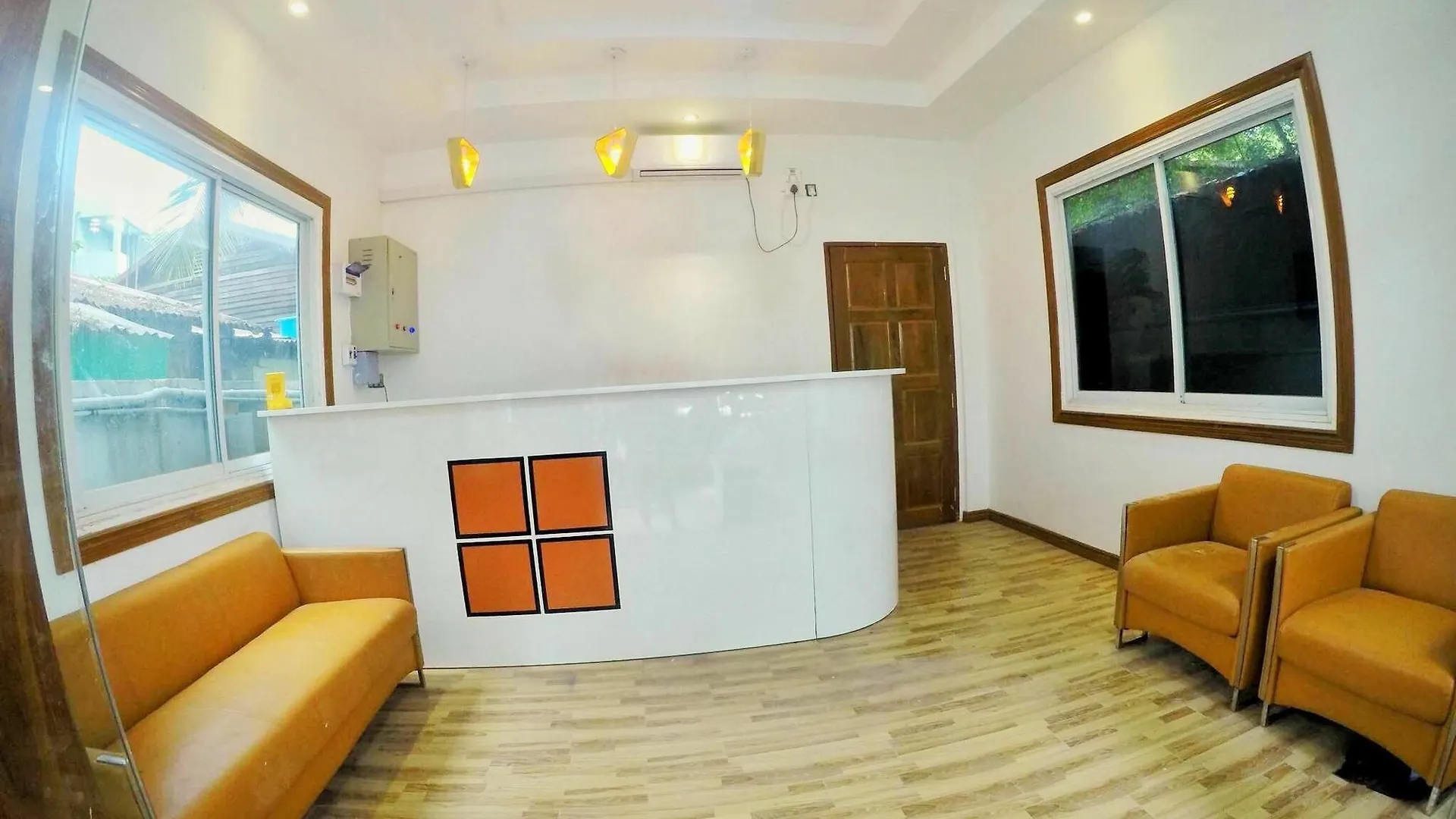 Bed & Breakfast The Lodge Yangon Poshtel