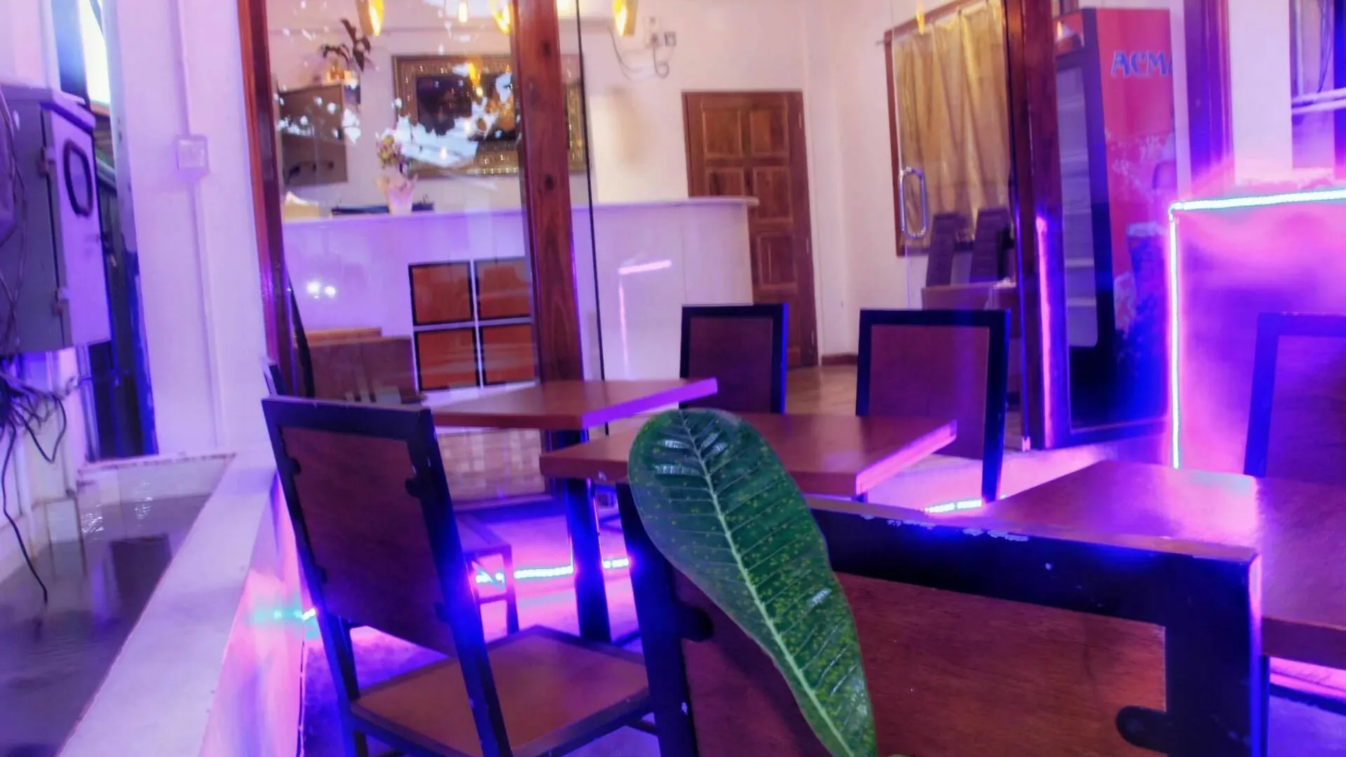 Bed & Breakfast The Lodge Yangon Poshtel
